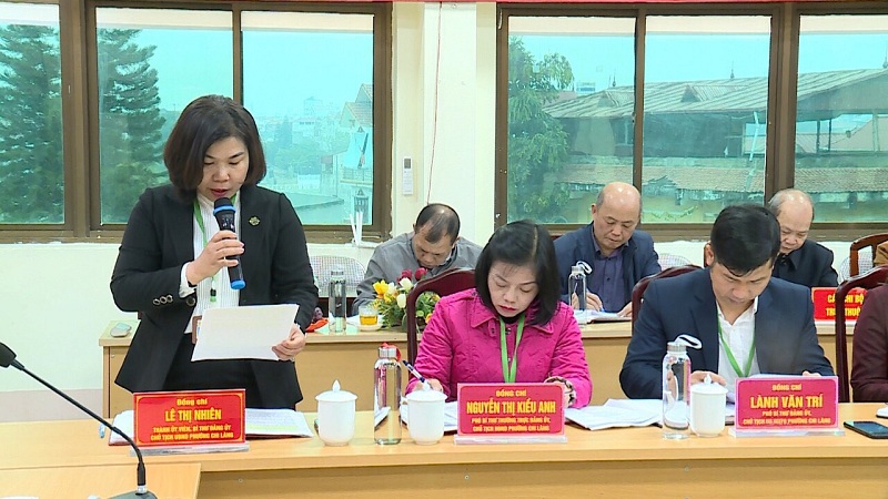 Đồng chí Lê Thị Nhiên - Thành uỷ viên, Bí thư Đảng uỷ, Chủ tịch UBND phường Chi Lăng đã báo cáo tình hình, đặc điểm, một số kết quả đạt được trên các lĩnh vực và những khó khăn, vướng mắc, kiến nghị, đề xuất.