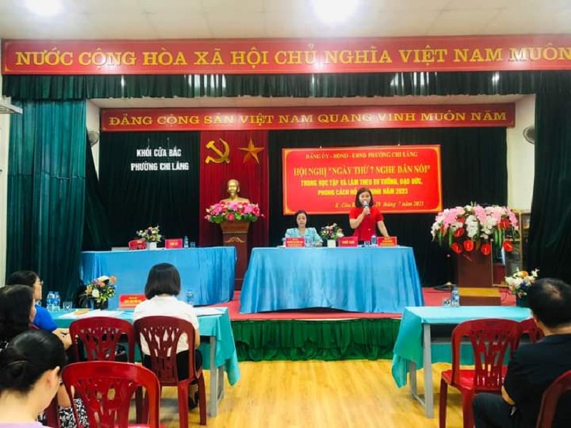 đồng chí Lê Thị Nhiên - Thành uỷ viên, Bí thư Đảng uỷ, Chủ tịch UBND phường đã trực tiếp giải trình 