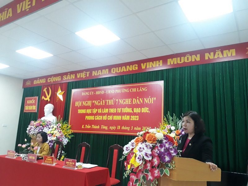 đồng chí Lê Thị Nhiên - Thành uỷ viên, Bí thư Đảng uỷ, Chủ tịch UBND phường - Giảng chuyên đề